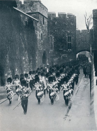 Los guardias saliendo de la Torre de Londres, c1914 de Unbekannt