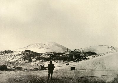 La cabaña, con el Monte Erebus al fondo, en el otoño, 1908, 1909 de Unbekannt
