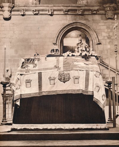 La Corona Imperial, el Orbe y el Cetro sobre el ataúd del Rey Jorge en el Salón de Westminster, 1936 de Unbekannt