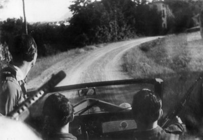 El movimiento de resistencia italiano: partisanos armados en un jeep, Langhe, Piamonte, Italia de Unbekannt