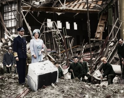 El rey y la reina inspeccionan los daños por bombas, Palacio de Buckingham, Londres, Segunda Guerra Mundial, 1940 de Unbekannt