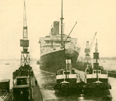 El Majestic entrando en dique seco remolcado por remolcadores, c1930 de Unbekannt