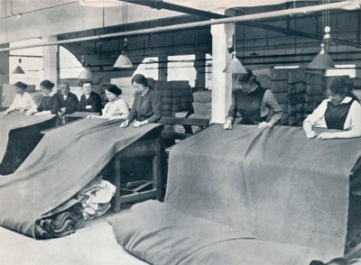 La fabricación del caqui: examinando la tela terminada, c. 1914 de Unbekannt