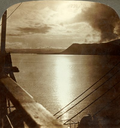 El sol de medianoche en julio sobre los acantilados de Spitzbergen y el Océano Ártico, c1905 de Unbekannt