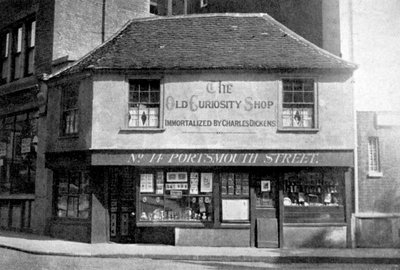 La Tienda de Curiosidades Antiguas, 13 Portsmouth Street, Kingsway, Londres, c1920 de Unbekannt