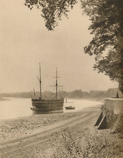 La vieja cigüeña en sus amarras frente a Chiswick Mall, c1935 de Unbekannt