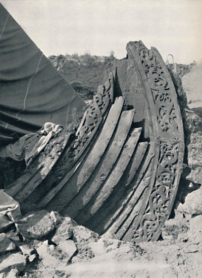 El barco Oseberg en el montículo, mostrando la talla en el tallo y la barandilla, 1935 de Unbekannt