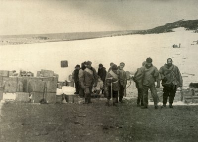El grupo que ascendió al Monte Erebus dejando la cabaña, 1908, 1909 de Unbekannt
