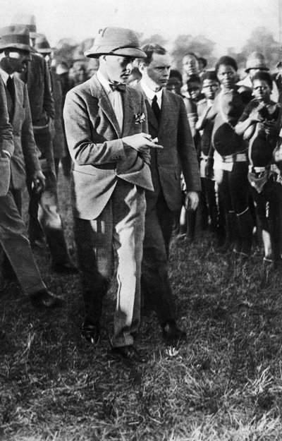 El Príncipe de Gales y un grupo de bailarines Usuta, Zululandia, 1925 de Unbekannt
