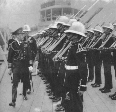 El Príncipe de Gales inspeccionando marines en Portsmouth, Hampshire, 1921 de Unbekannt