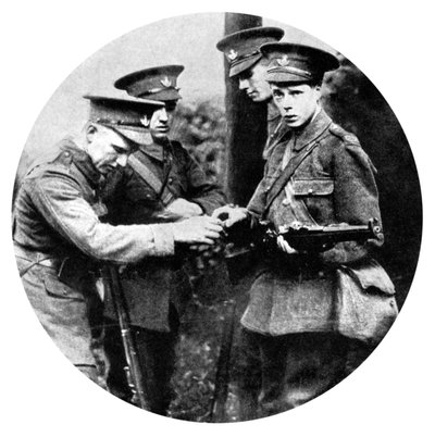 El Príncipe de Gales cargando un rifle en los Granaderos, Primera Guerra Mundial, 1914 de Unbekannt