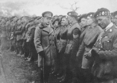 El Príncipe de Gales hablando con un soldado británico en el frente, Primera Guerra Mundial, c1914-c1918, 1936 de Unbekannt