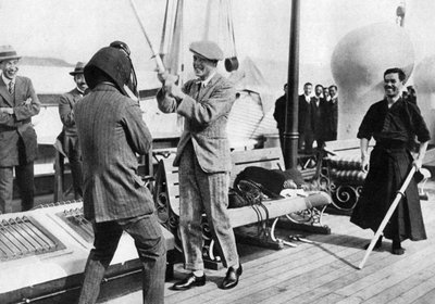 El Príncipe de Gales probando un casco de esgrima japonés, Japón, 1922 de Unbekannt
