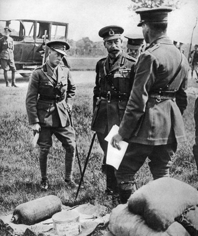 El Príncipe de Gales con Jorge V, en una escuela de gas durante la Primera Guerra Mundial, 1914-1918 de Unbekannt