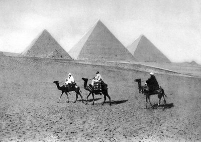 Las pirámides de Giza, El Cairo, Egipto, c. 1920s de Unbekannt