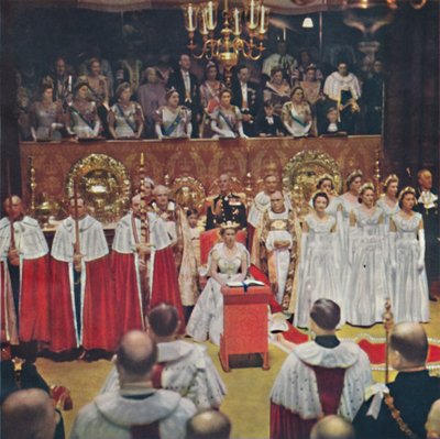 La Reina, después de su entrada en la Iglesia Abadía de Westminster, está sentada en su Silla de Estado de Unbekannt