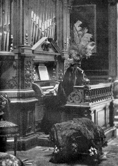 La Reina de Rumania tocando el órgano, 1904 de Unbekannt