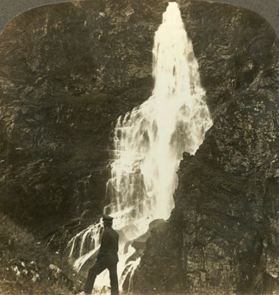Las cataratas de Sevle, chapoteando y salpicando, cerca del hotel Stalheims, Naerodal, Noruega, c. 1905 de Unbekannt