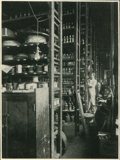 Las estanterías del laboratorio de Edison con muestras de todas las sustancias conocidas de Unbekannt