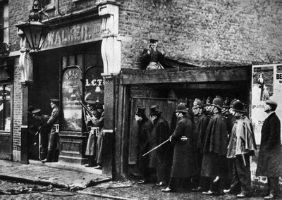 El asedio de Sidney Street, Whitechapel, Londres, 1911, 1935 de Unbekannt