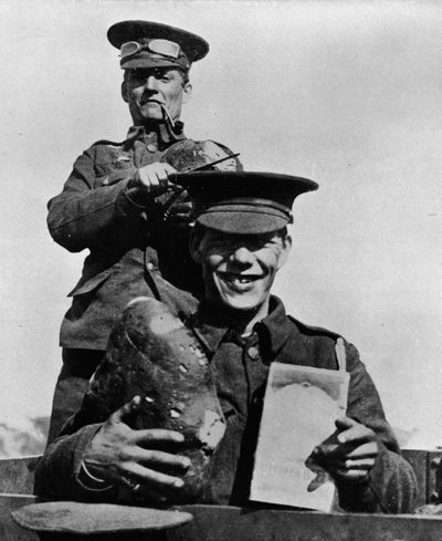El Soldado y sus Raciones: Una fotografía tomada en uno de los campamentos británicos en Francia de Unbekannt