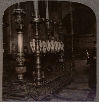 La piedra de la Anunciación en la Iglesia del Santo Sepulcro, Jerusalén, c1900 de Unbekannt