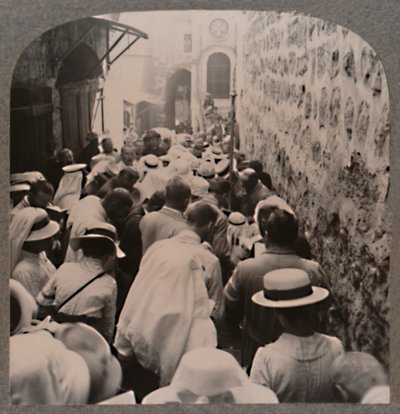 La Vía Dolorosa desde la Torre de Antonio hasta la Iglesia del Santo Sepulcro, c1900 de Unbekannt