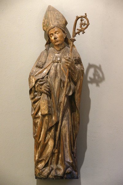 El Museo Victoria y Albert. Obispo santo. Alemania. Aproximadamente 1470-80. Madera de tilo con restos de pintura. Reino Unido de Unbekannt