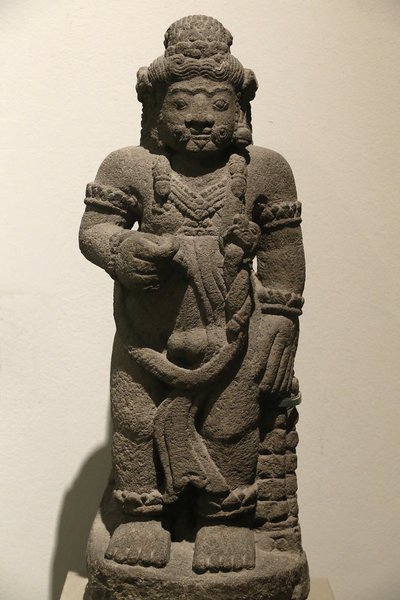 El Museo Victoria y Albert. Figura guardiana de un drama épico. Piedra volcánica. Indonesia (Java Oriental). 1400-1500. Período Majapahit. Reino Unido de Unbekannt