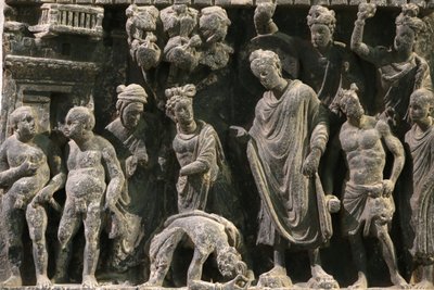 Museo Victoria y Alberto. Relieve que muestra un intento de asesinato del Buda. 100-200. Esquisto. Gandhara/Noroeste de Pakistán. Reino Unido de Unbekannt