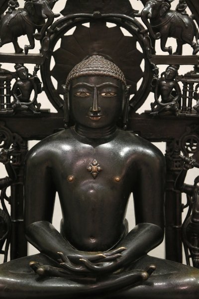 Museo Victoria y Alberto. El Jina Shantinatha. 1168; la placa trasera alrededor de 1300-1500. Aleación de cobre con incrustaciones de plata y cobre. Probablemente India Occidental. Reino Unido de Unbekannt