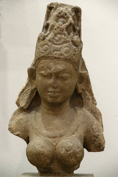 Museo Victoria y Alberto. Yogini. 800-900. Período Pratihara. Arenisca. India Central (Madhya Pradesh). Reino Unido de Unbekannt