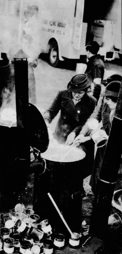 La W.V.S. hizo muchos trabajos. Aquí hay una mujer de la W.V.S. gestionando una cocina de campaña de Unbekannt