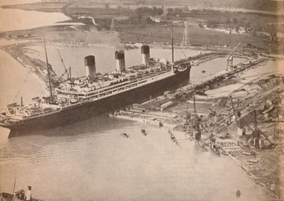 El transatlántico Majestic de la White Star entrando en el dique seco más grande del mundo en Southampton, c. 1934 de Unbekannt