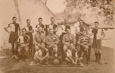 El equipo de fútbol de los jóvenes soldados del Primer Batallón, El Regimiento Real de West Kent de Unbekannt