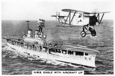 El portaaviones HMS Eagle y un avión Fairey Flycatcher, 1937 de Unbekannt