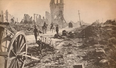 Los restos destrozados de Ypres después de que el último proyectil hizo su peor, mostrando las ruinas de la fam de Unbekannt