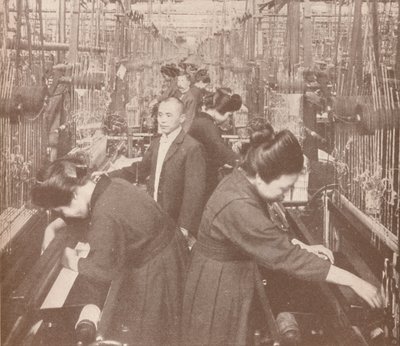 El interior ocupado de una próspera fábrica de seda en Japón, 1907 de Unbekannt