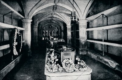 La cripta bajo el presbiterio de la Capilla de San Jorge, Castillo de Windsor, 1910-1911 de Unbekannt
