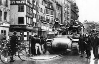 Los primeros tanques aliados llegan a Estrasburgo, Alsacia, noviembre 1944 de Unbekannt