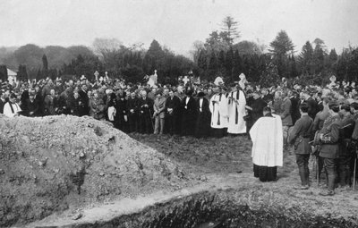 El funeral de algunas de las víctimas del Lusitania en Queenstown, 1915 de Unbekannt