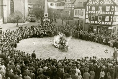 Los muebles y objetos rituales de la sinagoga en Mosbach en la plaza del pueblo el 10 de noviembre de Unbekannt