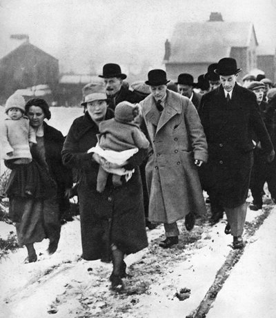 El futuro Eduardo VIII caminando en la nieve en Winlaton, Condado de Durham, 1929 de Unbekannt