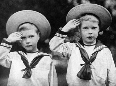 El futuro Rey Eduardo VIII a la derecha y el Duque de York, c. 1900 de Unbekannt