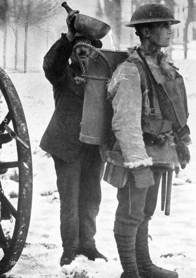 El hombre de la sopa caliente en el frente, Primera Guerra Mundial, 1916, c. 1920 de Unbekannt
