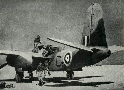 El sol caliente brilla sobre un campo de aterrizaje en el desierto, c1942-1943, 1945 de Unbekannt