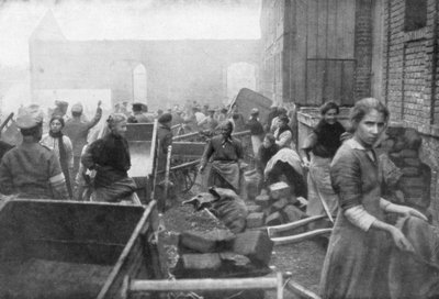 Los habitantes de Caudry vienen a buscar comida del ejército británico, Francia, 1918 de Unbekannt
