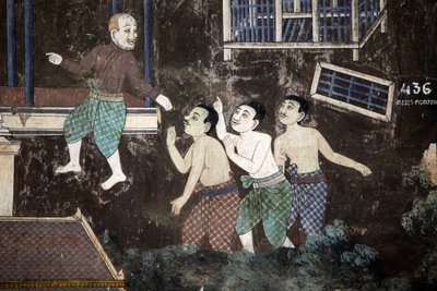 El interior de los muros del recinto de la pagoda de plata está cubierto con murales que representan historias del Reamker, es decir, la versión jemer del épico clásico indio, el Ramayana. Algunas secciones de los murales están deterioradas y dañadas por e de Unbekannt