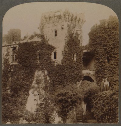 Las torres cubiertas de hiedra del Castillo de Raglan, el último bastión de Carlos I, Monmouthshire, Inglaterra, c1 de Unbekannt