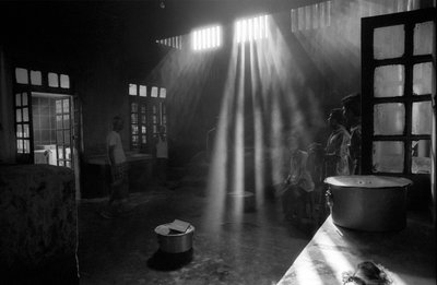 La cocina del Hospital Mental, Pabna, en Bangladesh. 1994. El Hospital Mental, Pabna es el primer hospital de su tipo en Bangladesh para una población de unos 130 millones. Fue establecido en 1957 por el entonces Cirujano Civil del Distrito de Pabna en un  de Unbekannt